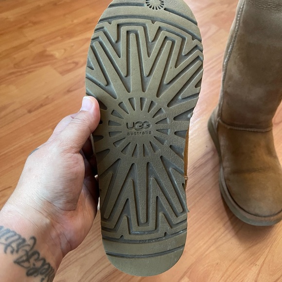 Size Woman’s 8 UGG boot. - Picture 2 of 4